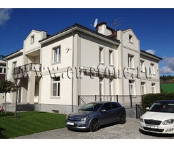 Фасад дома в белом камне