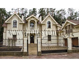 Фасад дома с колоннами из известняка