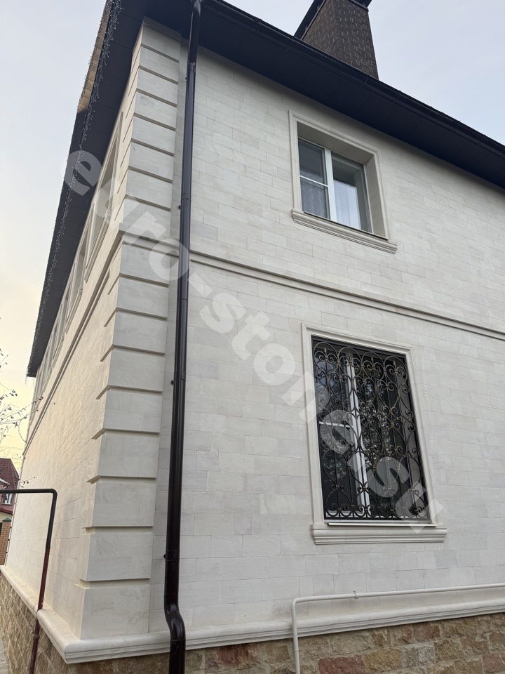 Облицовка дома бежевым известняком