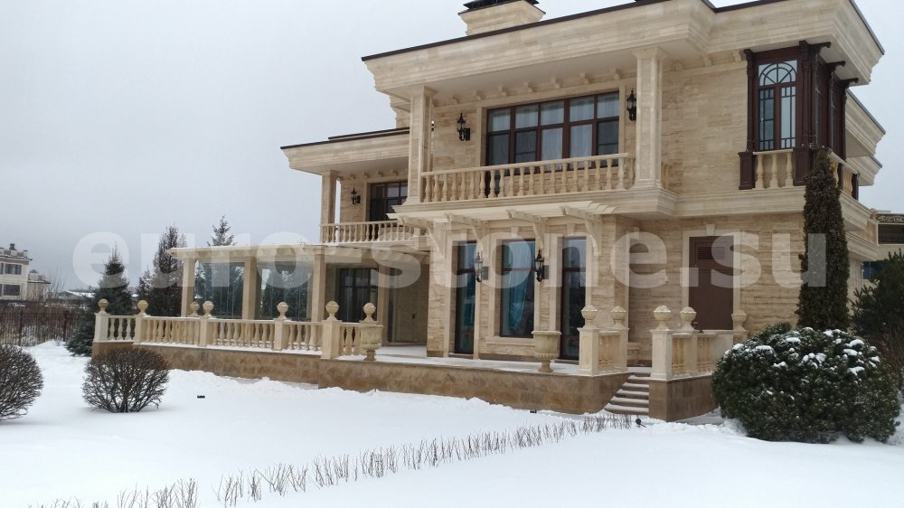 Облицовка фасада травертином