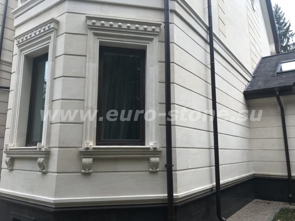 Облицовка фасада дома песчаником