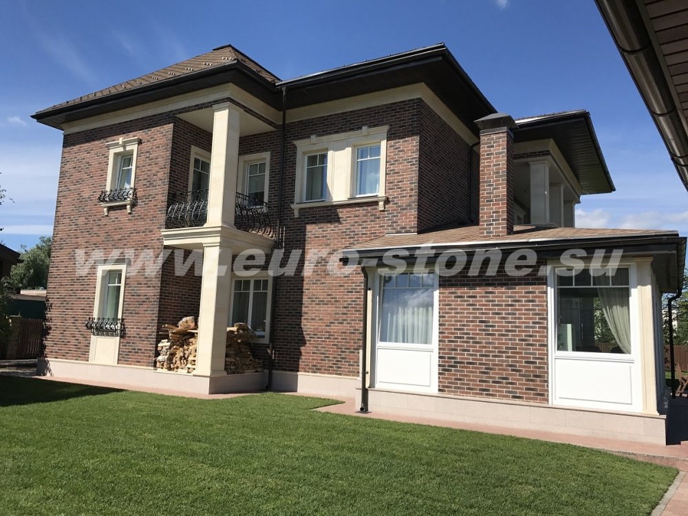 Фасад из песчаника и клинкера