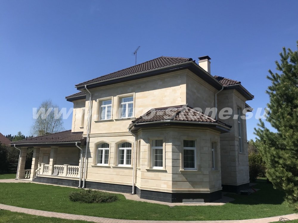 Фасад из натурального песчаника