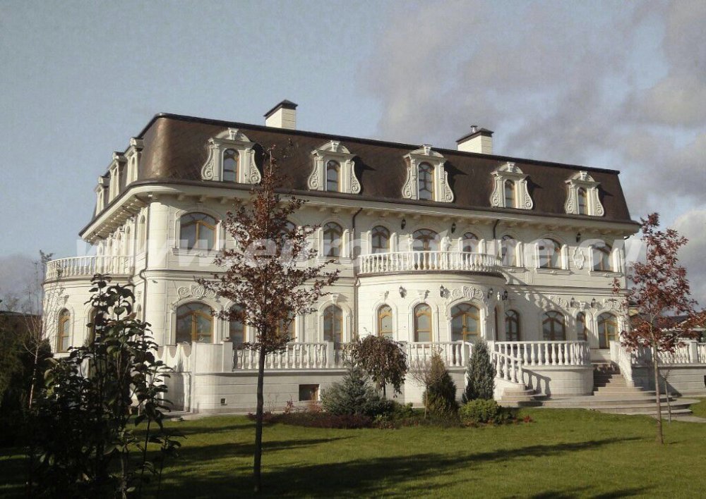 Облицовка загородного дома известняком