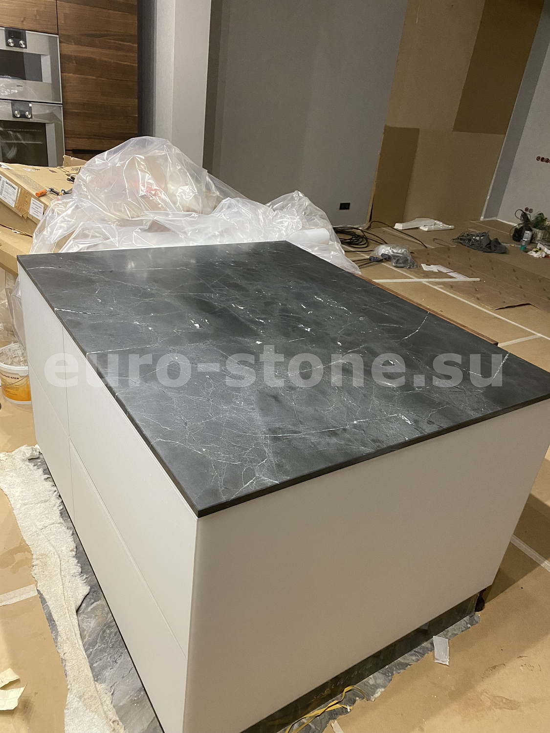 Столешница из черного кварцита