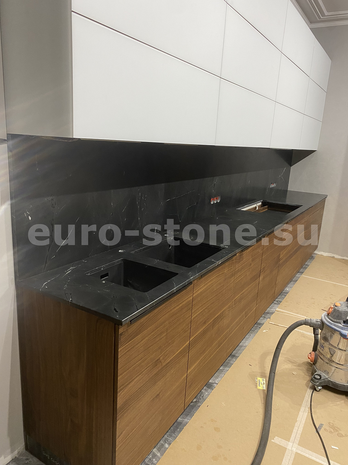 Столешница из черного кварцита