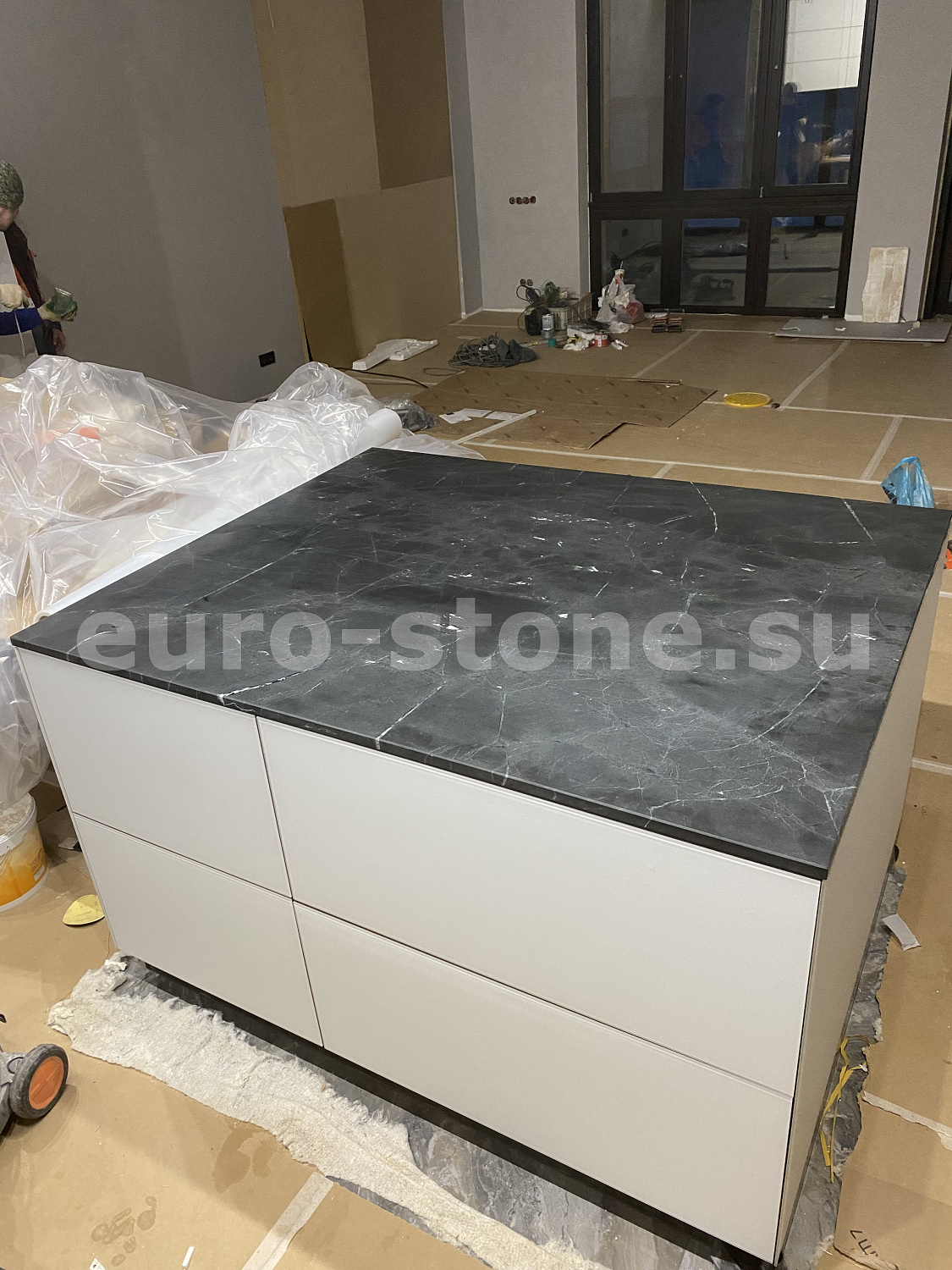Столешница из черного кварцита