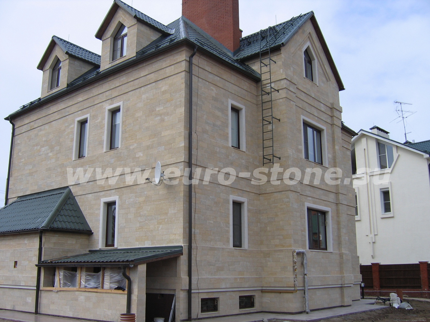 Отделка фасада ракушечником