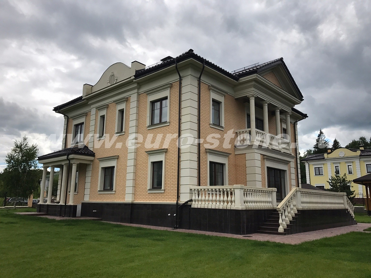 Отделка дома известняком