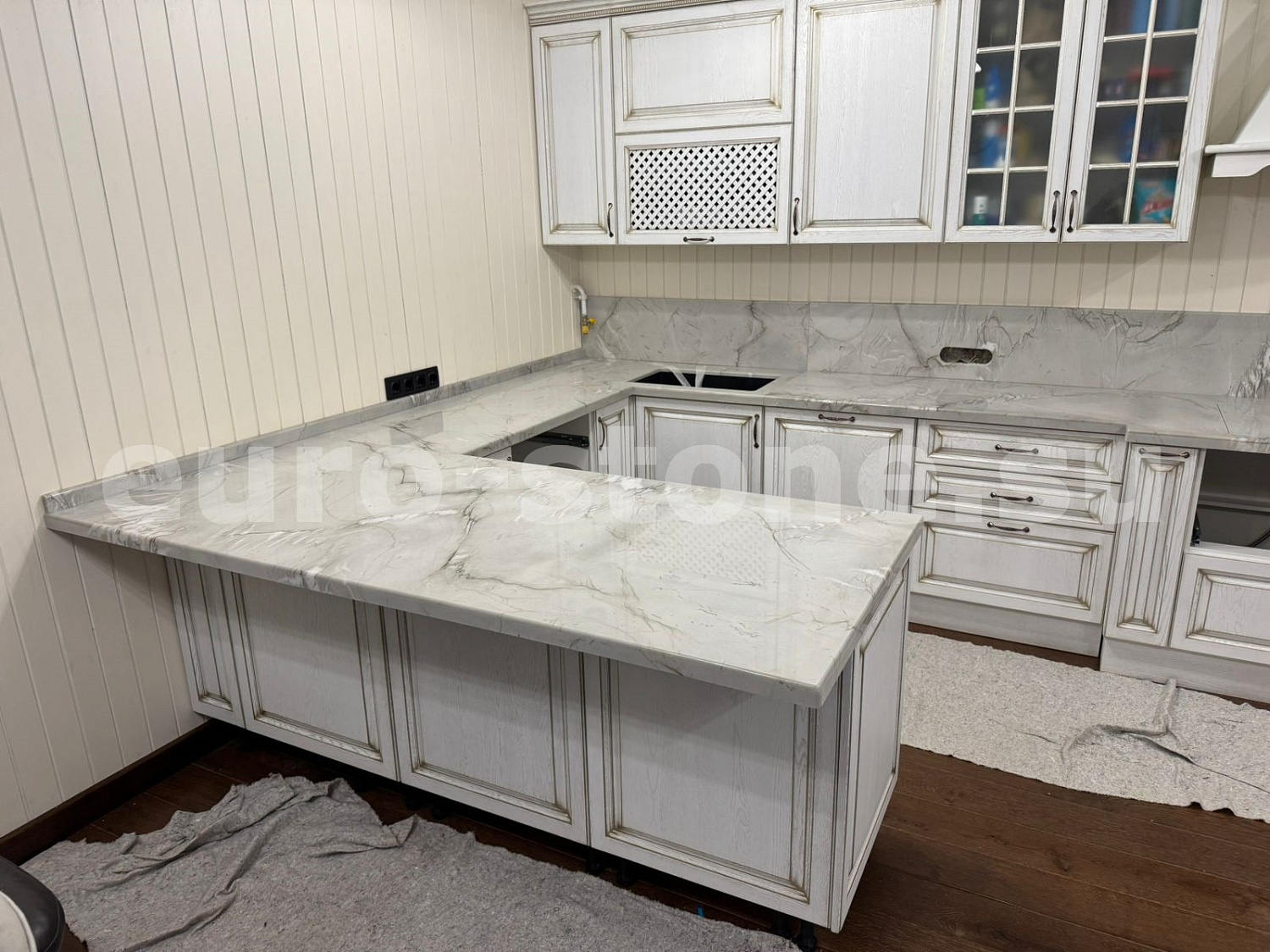 Столешница из бежевого кварцита