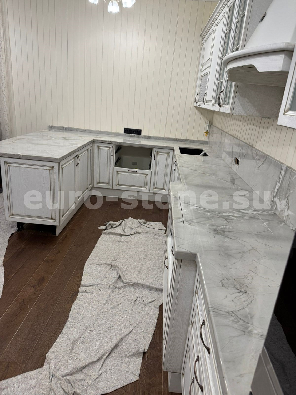 Столешница из бежевого кварцита