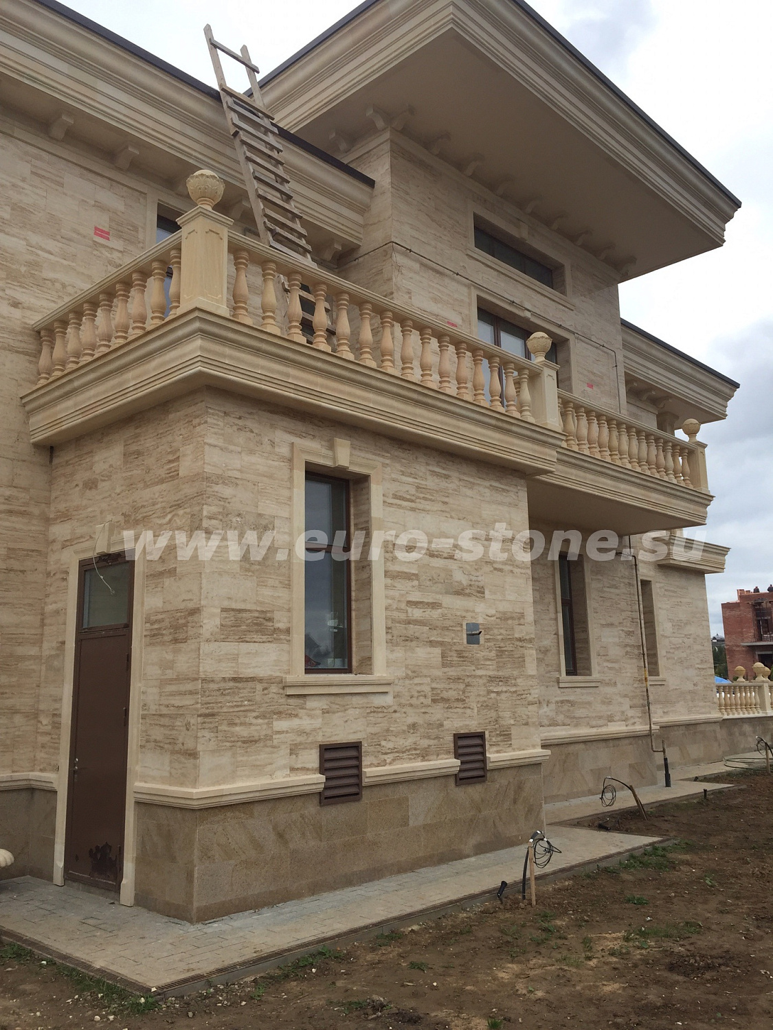 Отделка дома песчаником